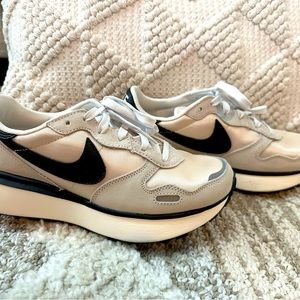 Nike phoenix waffle shoes size 7.5, like new!